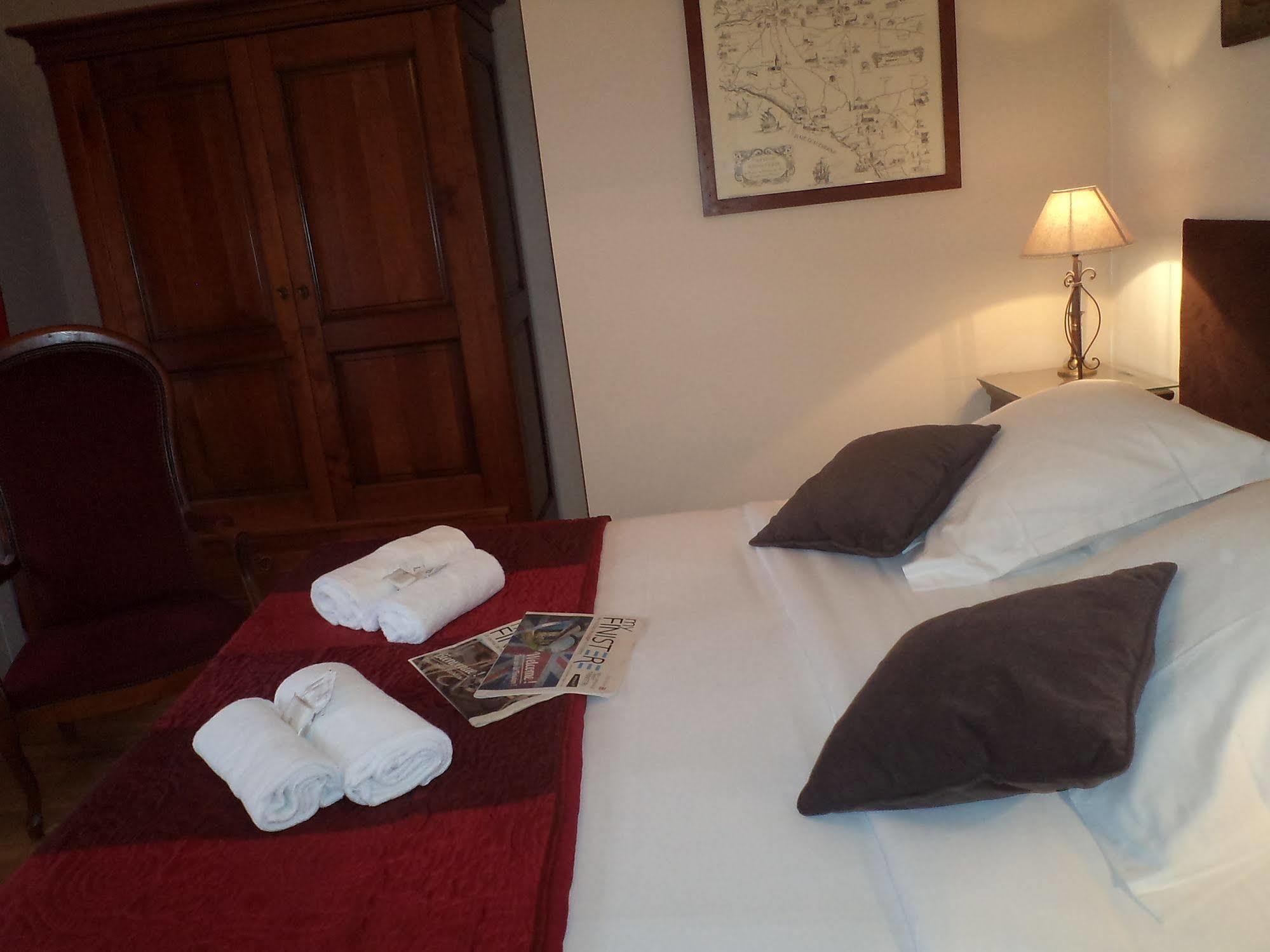 콩브리 La Ferme De Kerraoul B&B 외부 사진