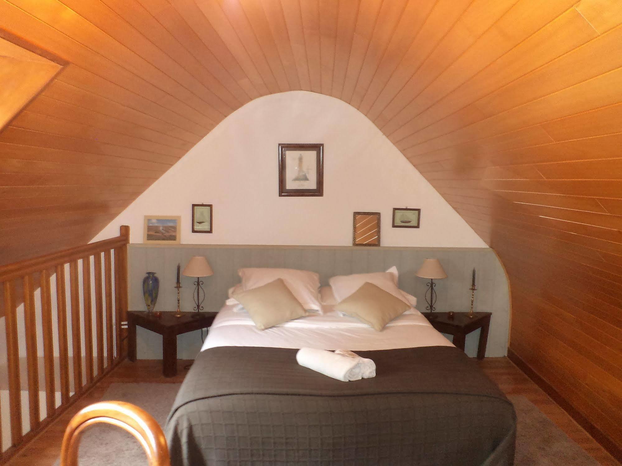 콩브리 La Ferme De Kerraoul B&B 외부 사진