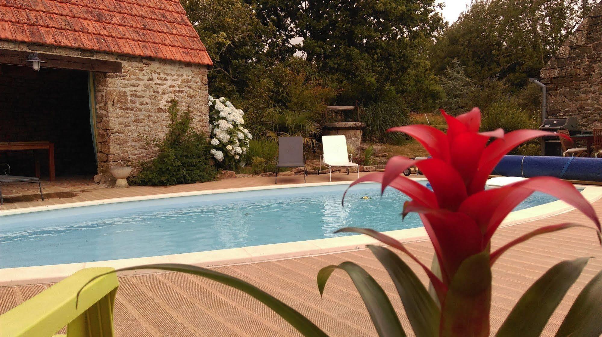 콩브리 La Ferme De Kerraoul B&B 외부 사진